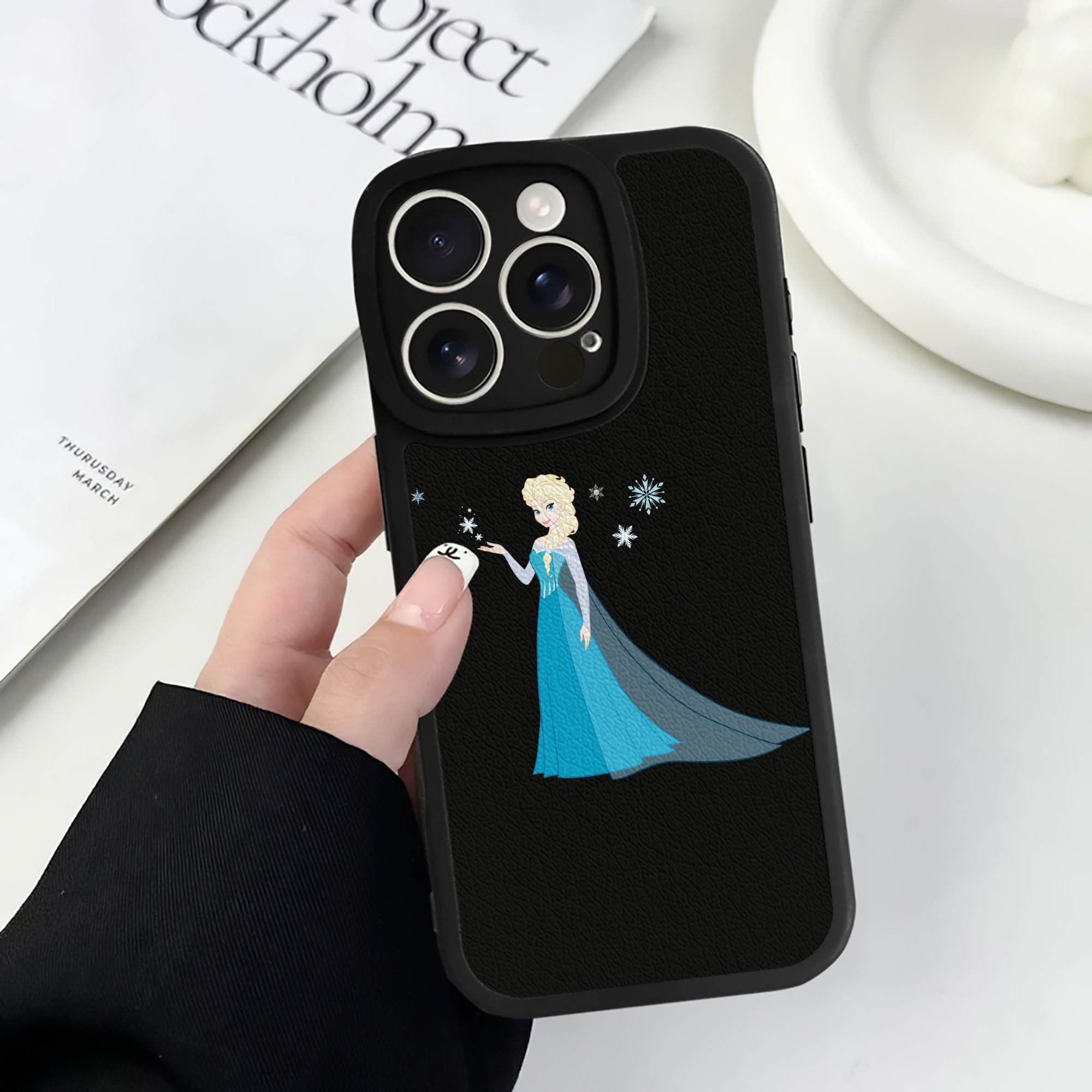 （画像用） アナと雪の女王 アンナ エルサ Frozen Anna Elsa 【iPhone 16シリーズ対応】シリコンスマホケース（レザー調） 材質：シリコン
